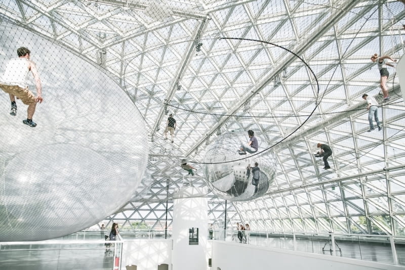 Instalacja "In Orbit", autor: Tomás Saraceno. Instalacja "In Orbit", autor: Tomás Saraceno.