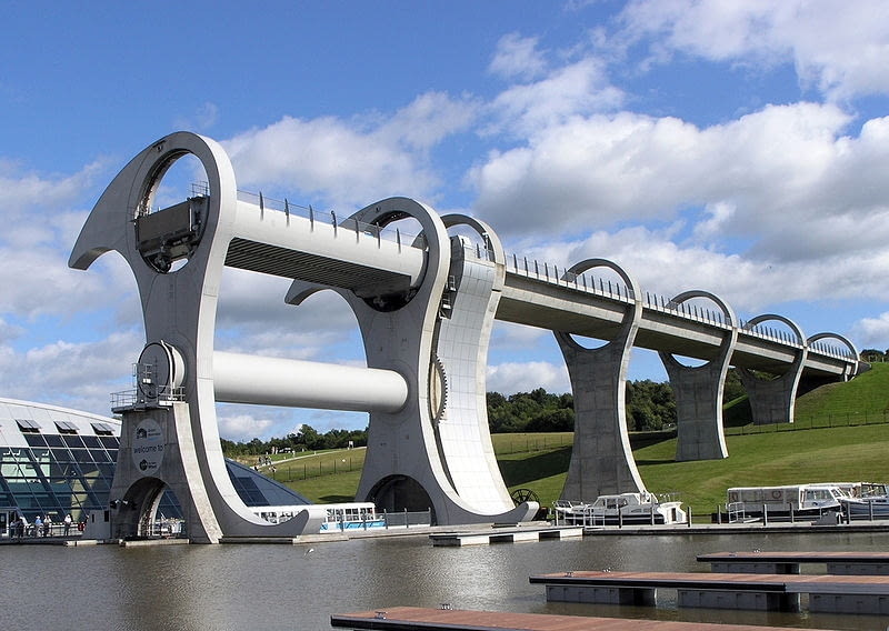 Falkirk Wheel - czyli jedyna taka na świecie winda dla barek rzecznych w Szkocji. Łączy kanały Union z Forth and Clyde, pomiędzy którymi jest 24 metry różnicy wysokości konstrukcja, szkocja, wielka brytania, beton