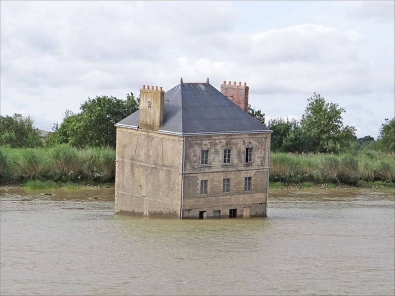 Jean-Luc Courcoult stworzył niezwykły Dom w Loarze (Maison dans la Loire) nieopodal Nantes Jean-Luc Courcoult stworzył niezwykły Dom w Loarze (Maison dans la Loire) nieopodal Nantes