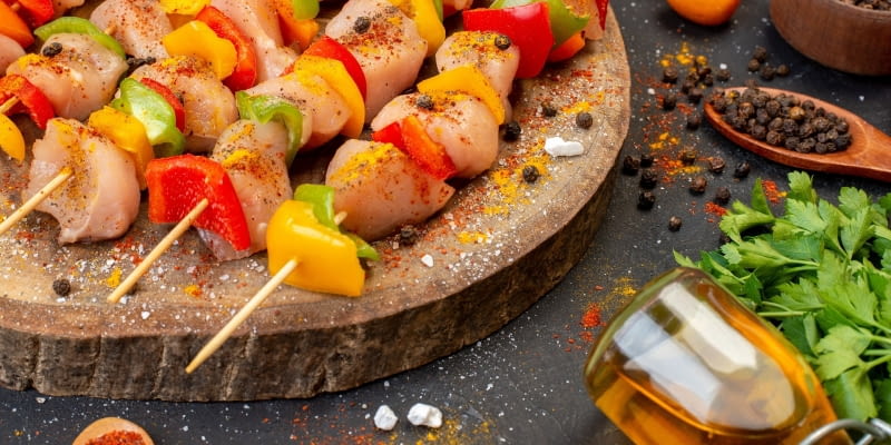 Wakacyjne grzechy kuchenne. Co zostaje po grillu – i co z tym robimy? Wakacyjne grzechy kuchenne. Co zostaje po grillu – i co z tym robimy?