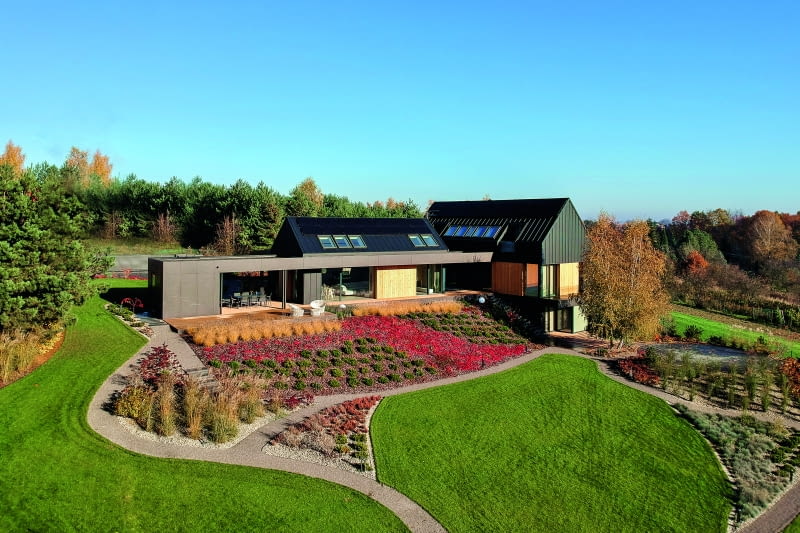 Projekt: MOKAA_architekci  https://mokaa.pl/.  Powierzchnia użytkowa domu: 400 m2.  Powierzchnia działki: 0,5 ha.  Mieszkańcy: dwie osoby dorosłe