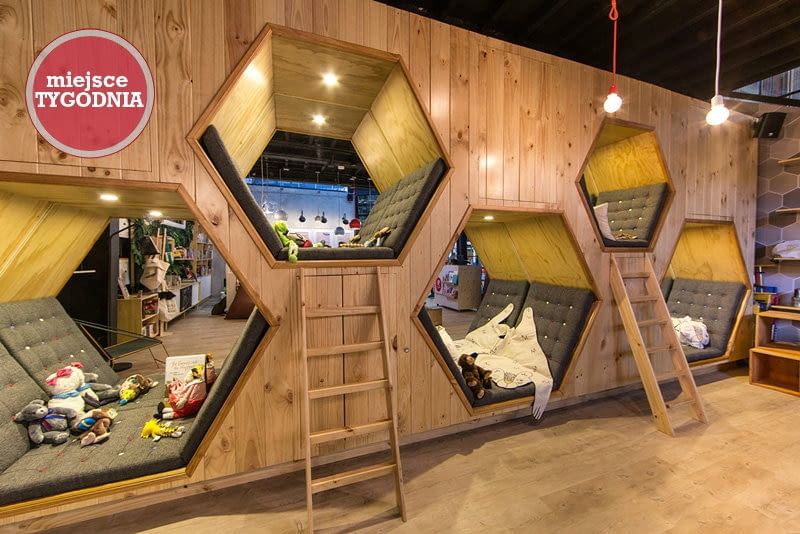Osią wnętrz 9 3/4 Bookstore + Cafe są kubaturyczne sześciokąty przypominające kształtem plaster miodu. Wygodnie wyściełane geometryczne otwory zapraszają do pomysłowej zabawy oraz nieśpiesznej lektury książek. kawiarnia, slowlife, ciekawe miejsca, miejsce tygodnia, kawiarnia, restauracja