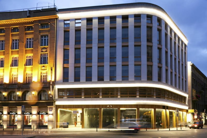 Nowy Dom Jabłkowskich, ul. Chmielna 19. Inwestor: Dom Towarowy 'Braci Jabłkowskich SA' w partnerstwie finansowym i realizacyjnym ze spółką LHI. Czas realizacji 2009-11. Autorzy Ryszard Girtler, Marta Girtler-Szymborska, współpraca Agnieszka Borowska, Dariusz Chychłowski. Powierzchnia użytkowa - 4899 m kw. 07.09.2011 WARSZAWA , BIUROWIEC NOWY DOM JABLKOWSKICH , DOM TOWAROWY BRACIA JABLKOWSCY UL. CHMIELNA 19 . FOT. FRANCISZEK MAZUR / AGENCJA GAZETA SLOWA KLUCZOWE: ARCHITEKTURA PRZEWODNIK KAMIENICA BIUROWCE STOLICA NOWE BUDYNKI