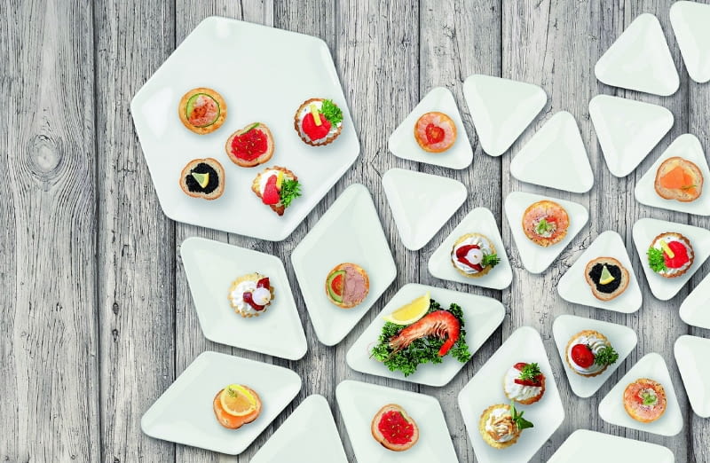 Catering system talerzyków na przystawki dający wiele możliwości układania ich w kompozycję. Catering system talerzyków na przystawki dający wiele możliwości układania ich w kompozycję.