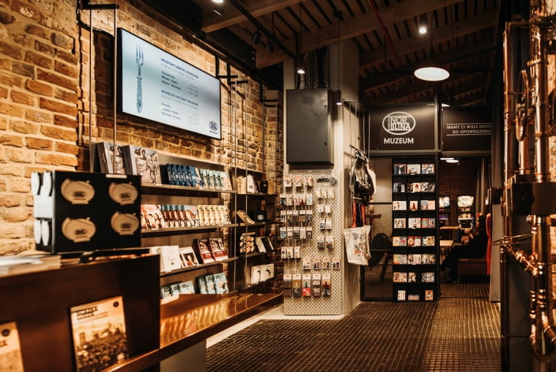 Nowa odsłona punktu Bilety/Info w Muzeum Fabryki Norblina. Proj. Jakub Szczęsny Nowa odsłona punktu Bilety/Info w Muzeum Fabryki Norblina. Proj. Jakub Szczęsny