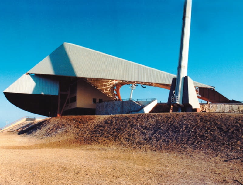 Stadion w Latakii (Syria), architekci Wojciech Zabłocki, Andrzej Ryba; konstruktor Wiktor Humięcki. Realizacja 1987 w wyniku konkursu na Ośrodek Olimpijski w Latakii, wygranego przez Wojciecha Zabłockiego. Zdj. z wystawy: "Eksport architektury i urbanistyki z Polski Ludowej" Eksport architektury i urbanistyki z Polski Ludowej