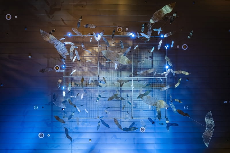 Szklana instalacja Edyty Barańskiej redefiniuje przestrzeń DOMOTEKI