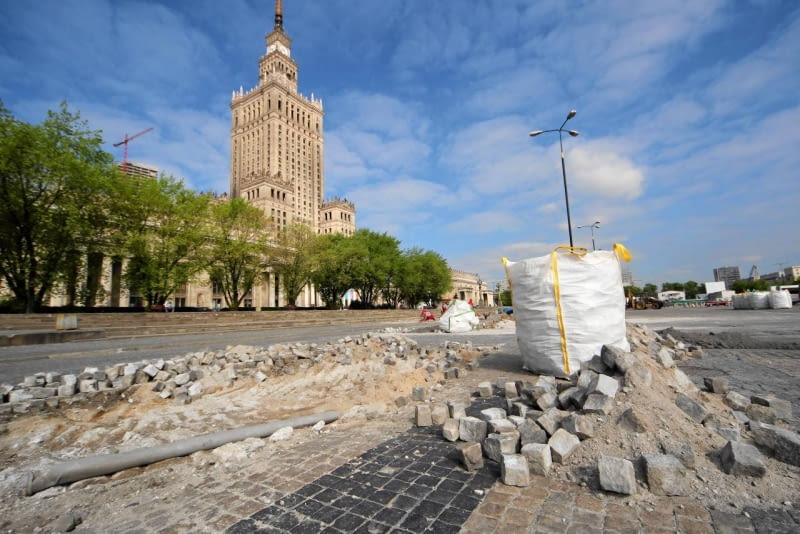 Na pl. Defilad trwa remont brukowej nawierzchni 09.05.2012 WARSZAWA