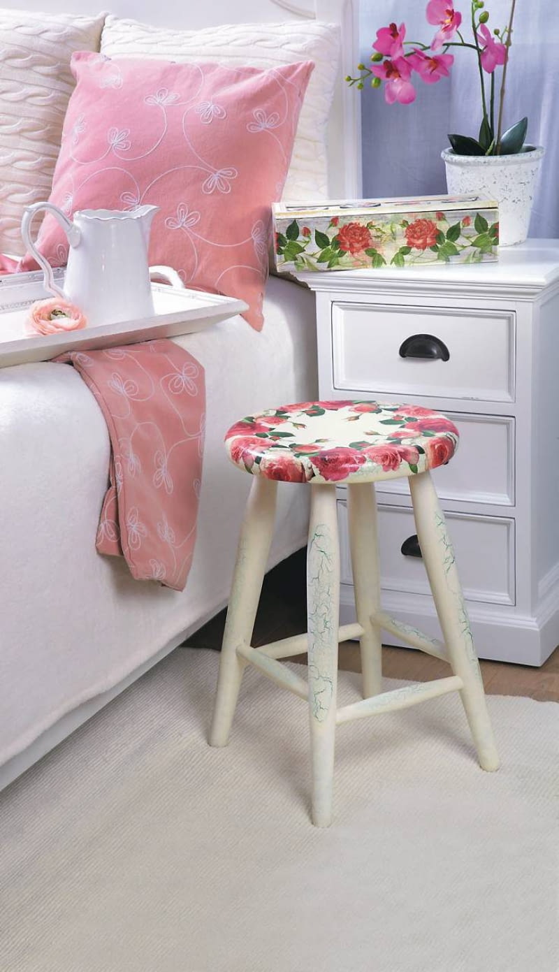 <B>Technika decoupage'u polega na naklejaniu na przedmioty wzorów z papieru i ich lakierowaniu. Dekoracje będą wyglądały jeszcze ładniej, jeśli zdobioną rzecz sztucznie postarzymy.</B> <BR /><B>SPĘKANIA.</B> Potrzebne materiały: pędzel płaski i gąbkowy (do tapowania - nakładania farby metoda stemplowania), biała i zielona farba akrylowa, serwetki z motywem róż, jednoskładnikowy preparat do spękań, klej do decoupage'u, lakier wodny, papier ścierny. Przed przystąpieniem do pracy z mebla należy zetrzeć lakier i dokładnie go odkurzyć. 19.11.2012 , WNETRZA , WYKONANIE PRZEDMIOTOW ZROBIONYCH TECHNIKA DECUPAGE MALGORZATA MARGAS , STYLIZACJA JOANNA PLACHECKA , CZTERY KATY FOT. AGATA JAKUBOWSKA / AGENCJA GAZETA SLOWA KLUCZOWE: WNETRZA
