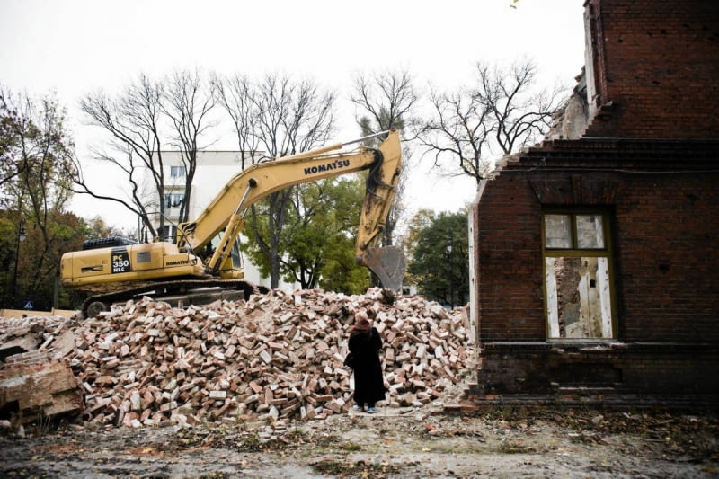 Koparka wyburza ściany zabytkowych koszar przy Łazienkach 23.10.2011 WARSZAWA ,ZBURZONE ZABYTKOWE CARSKIE KOSZARY PRZY ULICY 29 LISTOPADA . FOT. FILIP KLIMASZEWSKI / AGENCJA GAZETA SLOWA KLUCZOWE: ZABYTEK