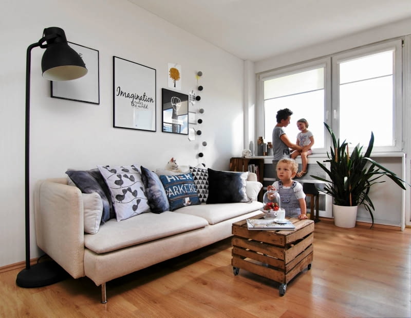 SALON. Ścianę nad kanapą zdobią plakaty w metalowych ramach oraz kartki z sentencjami (pani Urszula wybiera te maksymy, które ją inspirują i wprowadzają całą rodzinę w dobry nastrój). Zaletą takiej dekoracji jest to, że łatwo ją wymienić - kartki są przyklejone do ściany za pomocą ozdobnej taśmy (washi tape). OLYMPUS DIGITAL CAMERA