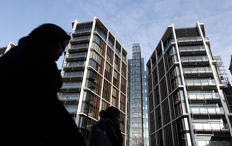 Jeden z najdroższych apartamentów na świecie - One Hyde Park w Londynie Pedestrians pass new development One Hyde Park in London January 19, 2011. REUTERS/Luke MacGregor (BRITAIN - Tags: BUSINESS)