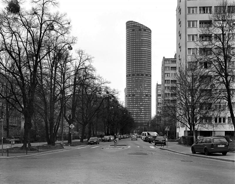 Sky Tower widziany od ulicy Kruczej, fot. z cyklu Obsesja, Wrocław 2014 Sky Tower widziany od ulicy Kruczej, fot. z cyklu Obsesja, Wrocław 2014