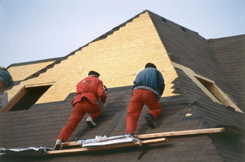 Dachówki bitumiczne (popularnie zwane gontami bitumicznymi) są bardzo efektywnym materiałem pokryciowym. Efektywność ta jest tym wyraźniejsza, im bardziej skomplikowana jest bryła dachu.