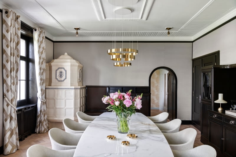 Każdy pokój w budynku, który jest wpisany na listę zabytków od 1993 r., został starannie odrestaurowany i przebudowany zgodnie ze ścisłymi wytycznymi historycznymi – łącznie z jadalnią.