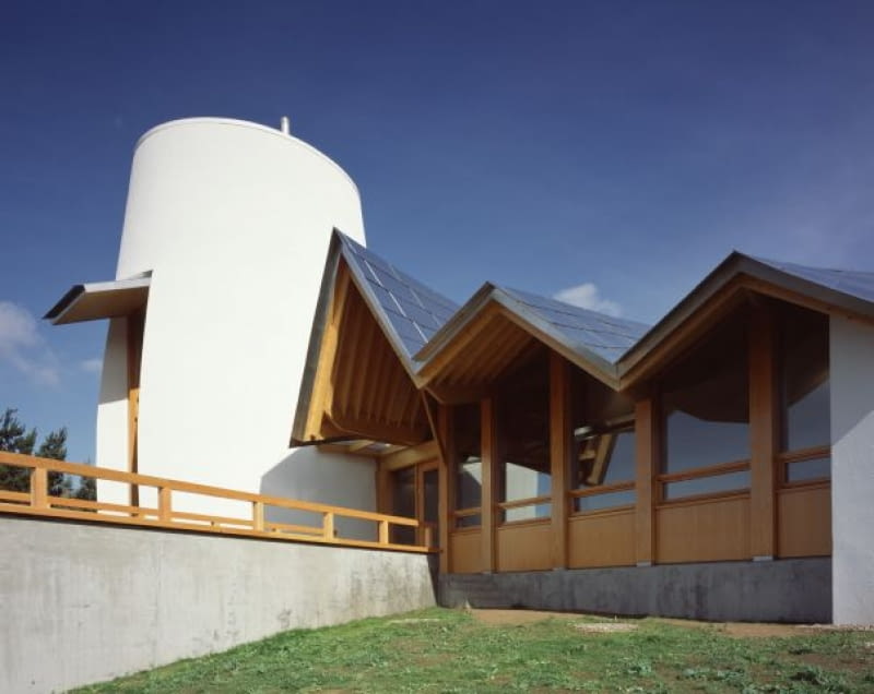 Maggie's Centre w Dundee, projekt Frank Gehry. To pierwszy ośrodek wybudowany od podstaw, zarazem pierwsza realizacja stararchitekta na terenie Wielkiej Brytanii. Przyjaciel Maggie Keswick stworzył budynek przypominający nowoczesną piernikową chatkę. projekt, wielka brytania, architekt, budynek, dundee, szkocja, gehry