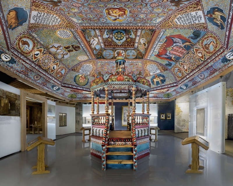 Zrekonstruowana drewniana bima oraz unoszący się nad nią dach i zdobione sklepienie synagogi z Gwoźdźca Muzeum Historii Żydów Polskich