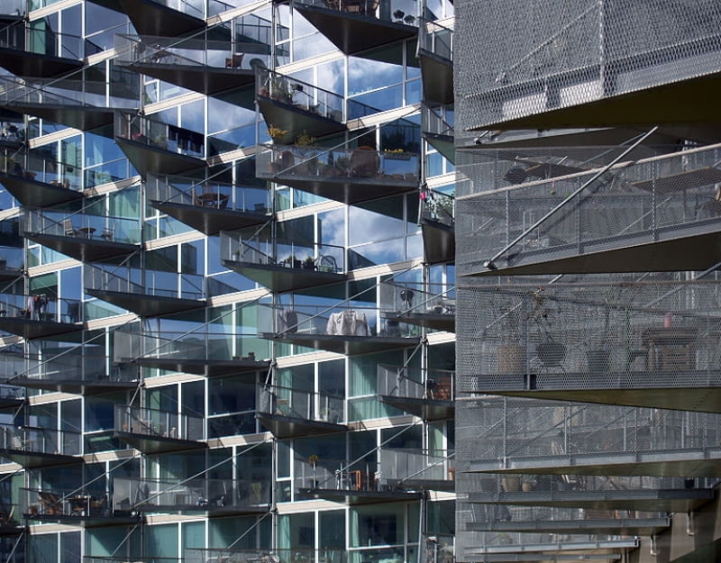 Jeśli chcesz poznać współczesną duńską architekturę, to będąc w Kopenhadze, musisz koniecznie zobaczyć te budynki, a w szczególności budynkom zaprojektowanym przez Bjarke'a Ingelsa, który urodził się w tym mieście. Na zdjęciu budynek mieszkalny VM Husene tzaprojektowany wspólnie przez Bjarke Ingels Group i Julien De Smedt Architects (PLOT) VM Husene to dzieło architektów z Bjarke Ingels Group i Julien De Smedt Architects.