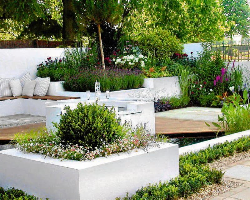 MALY OGROD EW TARAS WYSTAWA OGRODNICZA HAMPTON COURT N/Z RABATA WYNIESIONA LAWKA SIEDZISKO PODEST NAWIERZCHNIA KAMIENNA I DREWNIANA JEZIORKO WODA ZBIORNIK WODNY OCZKO WODNE BUKSZPAN BUXUS KRZEW LISCIASTY STOL STOLIK PODUSZKA OBWODKA FOT. KATARZYNA BELLINGHAM PUBLIKACJA OGRODY NR 1 (57) - 1.2004 PUBLIKACJA OGRODY NUMER SPECJALNY 2/2006 - OGROD MARZEN - 6.2006 SLOWA KLUCZOWE: OGRODY OGRODNICTWO WYSTAWY ARCHITEKTURA ZDJĘCIE DO WKŁADKI: PUBLIKACJA OGRODY NR 1 (57) - CZASOPISMA