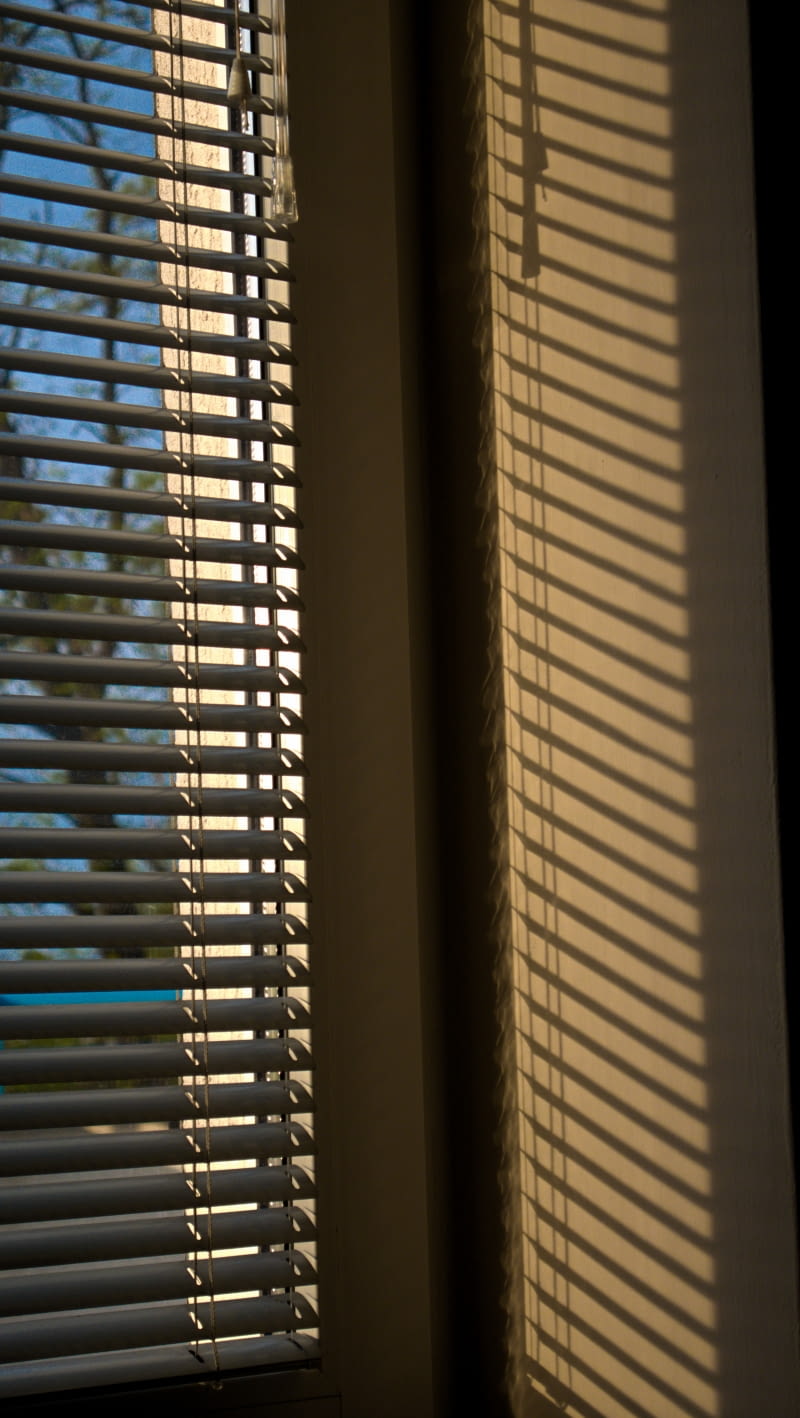 Rolety termoizolacyjne – jak działają i czy naprawdę oszczędzają energię?