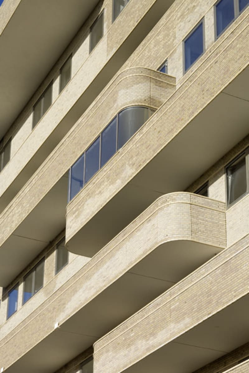 De Eekenhof, nowy budynek w Enschede autorstwa pracowni Claus en Kaan. Budynek o charakterystycznej ceglanej fasadzie, nawiązujący do amsterdamskiej szkoły architektury. De Eekenhof, nowy budynek w Enschede autorstwa pracowni Claus en Kaan. Budynek o charakterystycznej ceglanej fasadzie, nawiązujący do amsterdamskiej szkoły architektury.