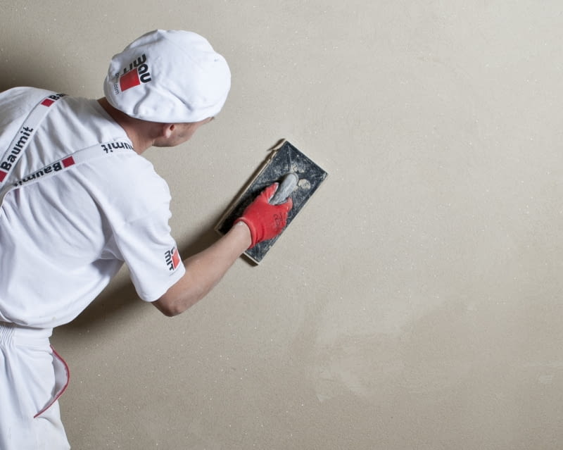 Zacieranie końcowe powierzchni tynku pacą z twardej gąbki