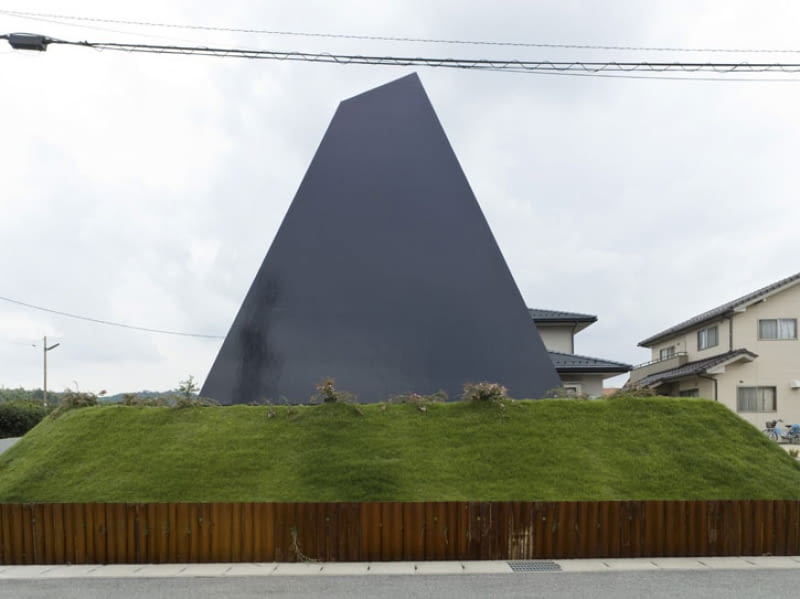 Primitive Living - dom w kształcie piramidy na przedmieściach Saijo, projekt: Suppose Design Studio suppose design studio, primitive living, piramida, saijo, japonia, dom, dom jednorordzinny