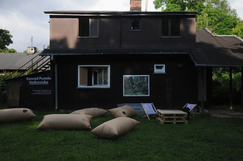 Domek fiński na Jazdowie, miejsce wystawy Konrada Pustoły, pt. Uzdrowiska Domek fiński na Jazdowie, miejsce wystawy Konrada Pustoły