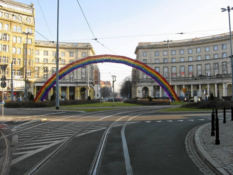 Tęcza nad pl. Zbawiciela Tęcza zawiśnie nad pl. Zbawiciela