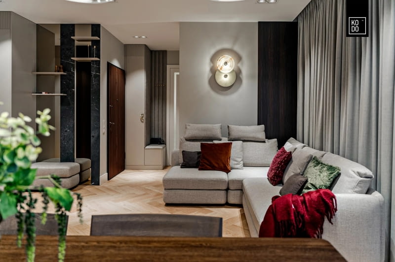 Harmonia inspirowana naturą: 90-metrowe mieszkanie w Warszawie