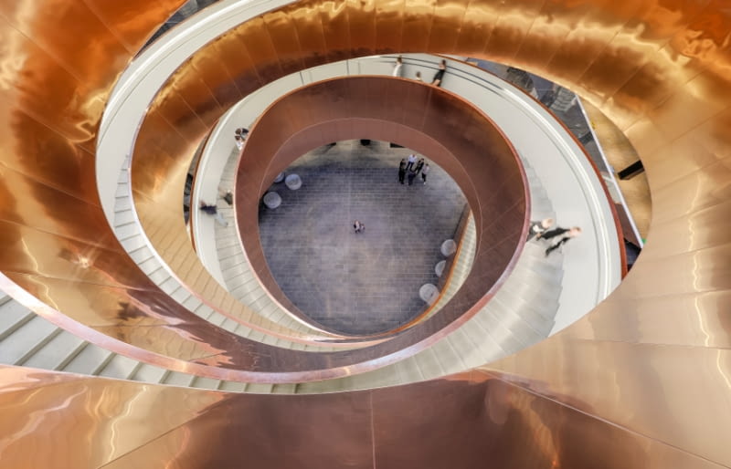 Experimentarium - Spiralna klatka schodowa, Kopenhaga, Dania. Miedź w architekturze