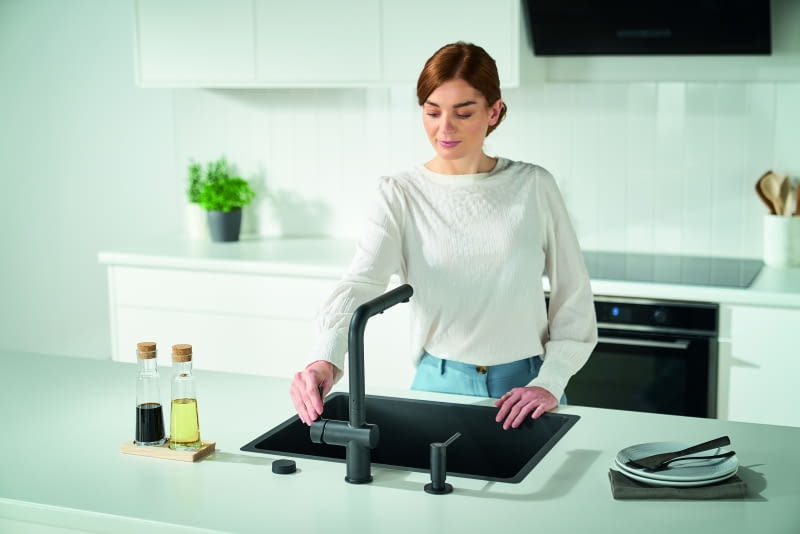 Czarny mat jest modnym rodzajem wykończenia w kuchni. Może być łączony z wieloma innymi materiałami, takimi jak drewno, lakier lub metal, bateria Active, zlewozmywak Maris, Franke