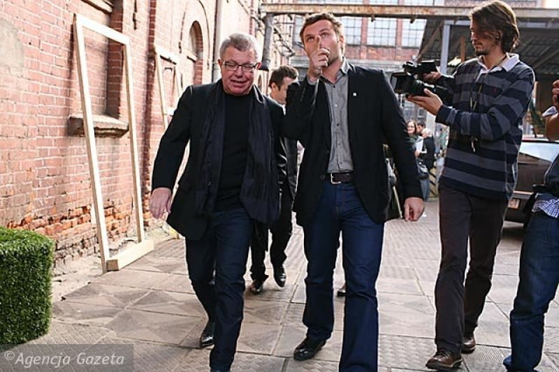 Daniel Libeskind podczas festiwalu "Łódź Design" 22.10.2009 LODZ , DANIEL LIBESKIND ( Z LEWEJ ) , SWIATOWEJ SLAWY ARCHITEKT , AUTOR PROJEKTU MUZEUM HOLOKAUSTU W BERLINIE W LODZ ART CENTER , ARTYSTA JEST GOSCIEM FESTIWALU DESIGNU " LODZ DESIGN " , KRZYSZTOF CANDROWICZ Z LODZ ART CENTER ( Z PRAWEJ ) . FOT . MARCIN STEPIEN / AGENCJA GAZETA