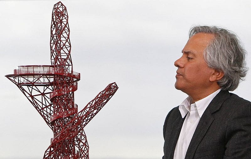 115-metrowa wieża stanie u wejścia na teren parku olimpijskiego w Londynie. Gigantyczna rzeźba nazwana ArcelorMittal Orbit to wspólny projekt artysty Anisha Kapoora i konstruktora Cecila Balmonda. Na zdjęciu artysta prezentujący model swojej rzeźby 115-metrowa wieża stanie u wejścia na teren parku olimpijskiego w Londynie. Gigantyczna rzeźba nazwana ArcelorMittal Orbit to wspólny projekt artysty Anisha Kapoora i konstruktora Cecila Balmonda.