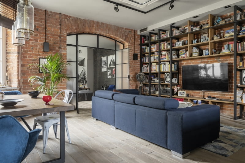 Filmowo i loftowo -  mieszkanie w starej warszawskiej kamienicy