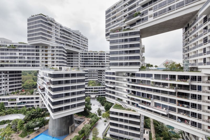 Interlace: apartamentowiec w Singapurze zaprojektowany przez OMA i Ole Sheerena. Wertykalna wioska złożona z 31 bloków poukładanych na sobie niczym klocki wokół zielonych dziedzińców.