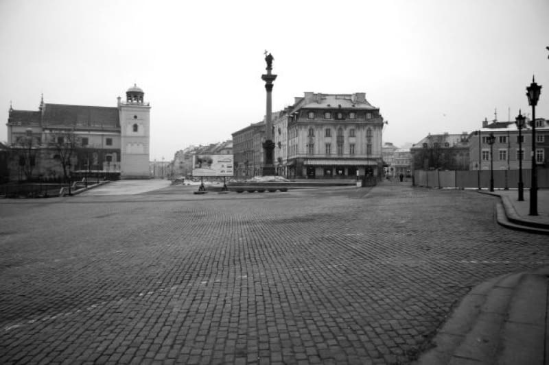 Plac Zamkowy o 7.00 rano w Nowy Rok. Ostatnie taksówki odjechały już na przedmieścia. Pierwsi spacerowicze pojawią się tu za kilkadziesiąt minut. Plac Zamkowy o 7.00 rano w Nowy Rok. Ostatnie taksówki odjechały już na przedmieścia. Pierwsi spacerowicze pojawią się tu za kilkadziesiąt minut.