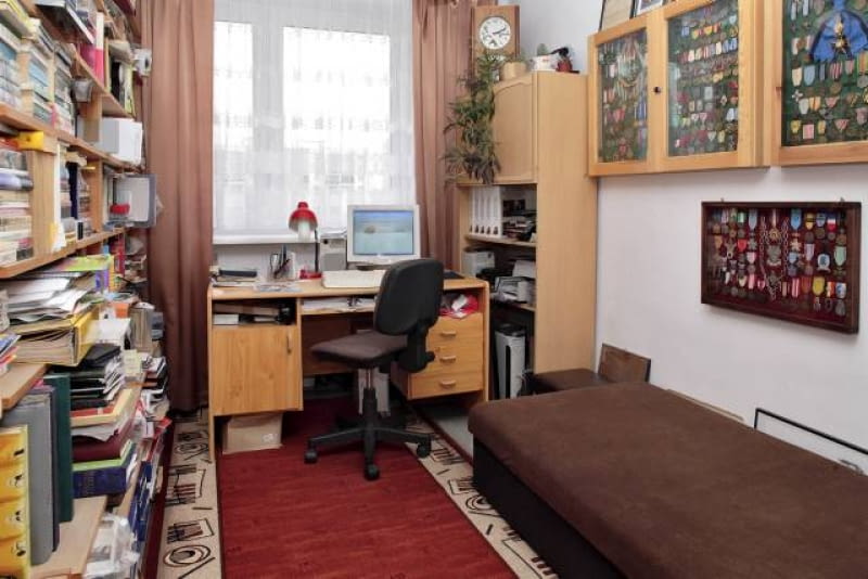 PRZED ZMIANĄ. Na gabinet przeznaczono najmniejszy w mieszkaniu pokój o kształcie wydłużonego prostokąta. W takim pomieszczeniu mieści się niewiele rzeczy, tutaj jednak "upchnięto" ich bardzo dużo... Gromadzone przez lata były przypadkowo układane, co potęgowało wrażenie ciasnoty. PRZED METAMORFOZA POKOJ GABINET MEBLE