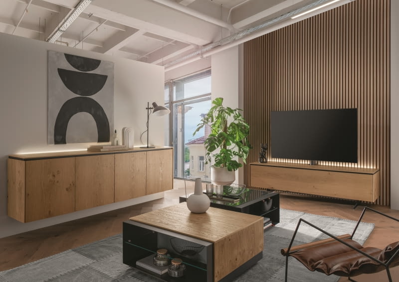 Spójną aranżację wnętrza uzyskasz, wybierając szafkę RTV z tej samej kolekcji co pozostałe meble. Tutaj kolekcja MO&MA.