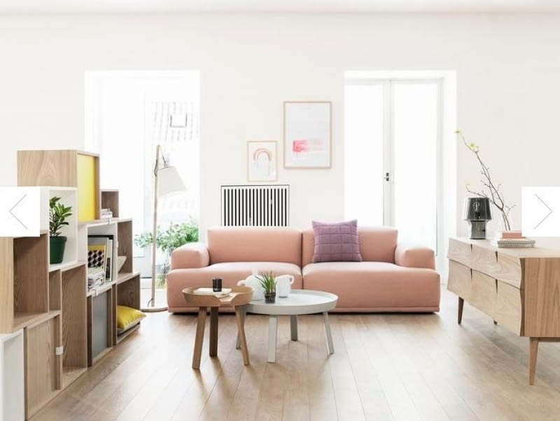 Przepis na to wnętrze? Białe ściany, kilka mebli w stylu vintage i duża, miękka sofa w kolorze rozbielonego różu Przepis na to wnętrze? Białe ściany, kilka mebli w stylu vintage i duża, miękka sofa w kolorze rozbielonego różu