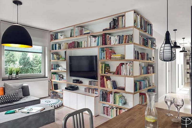 Mieszkanie w Gdańsku (3 pokoje, 60 m kw.) - salon; proj. Monika Potorska, Andrzej Kondratowicz, Anna Haśkiewicz. Duża lampa nad betonowym stolikiem kawowym to Linda Gold od Max Light. design we wnętrzu, mieszkanie, projekt mieszkania, polskie mieszkanie, aranżacje wnętrz