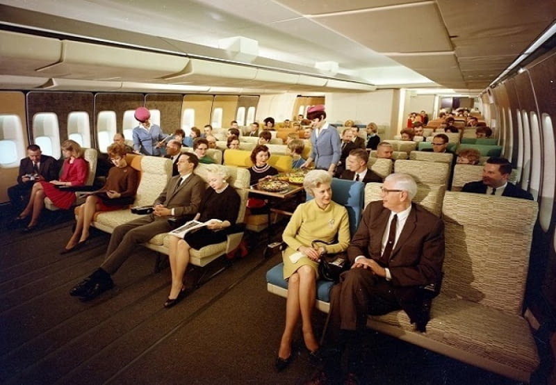 Klasa ekonomiczna na pokładzie samolotu Boeing 747 Boeing 747, samolot, podróże samolotem w latach 70.