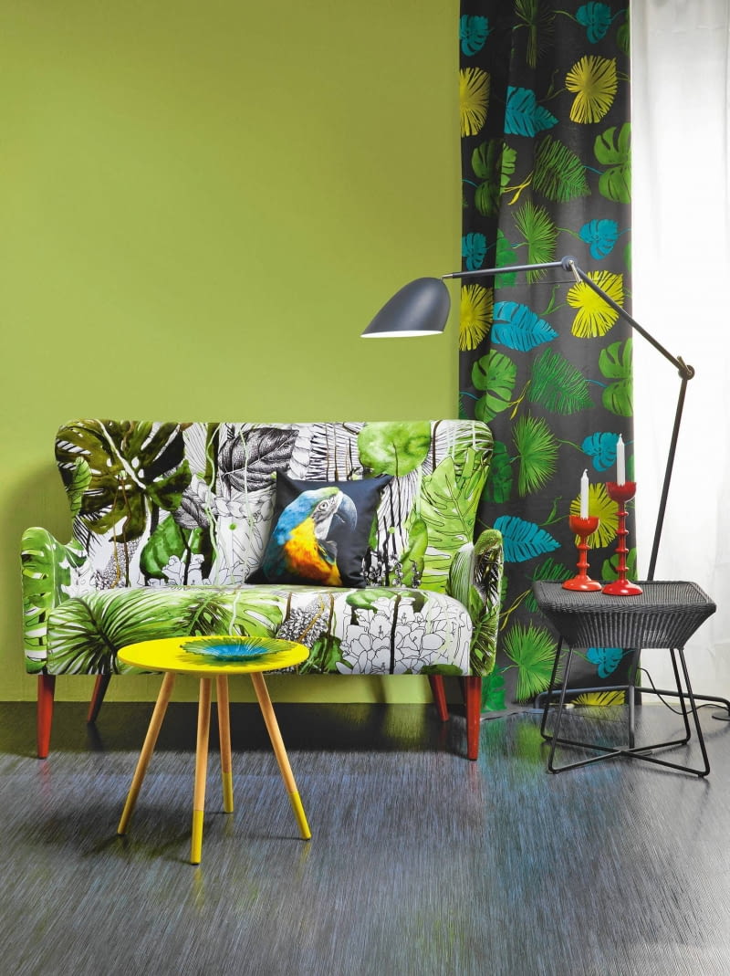 MEBLE: Sofa, obicie z tkaniny proj. Christiana Lacroix na zamówienie Decodore; stolik (żółty) - 459 zł Home & Moods; stolik (czarny) - 1074 zł, Decolor. POZOSTAŁE: Lampa - 3549 zł, BoConcept; poduszka - 85 zł, dawanda.pl; zasłona z tkaniny, szer. 280 cm - 369 zł, Home Sweet Home; firanka - 49,99 zł/2 szt., świeczniki - 49,99 zł/3 szt., świece - 14,99 zł/20 szt., IKEA; patera - 79 zł, home&you NA ŚCIANIE: Farba Śnieżka satynowa - 51 zł/2,5 l, Śnieżka. MEBLE: Sofa, obicie z tkaniny proj. Christiana Lacroix na zamówienie Decodore; stolik (żółty) - 459 zł Home & Moods; stolik (czarny) - 1074 zł, Decolor. POZOSTAŁE: Lampa - 3549 zł, BoConcept; poduszka - 85 zł, dawanda.pl; zasłona z tkaniny, szer. 280 cm - 369 zł, Home Sweet Home; firanka - 49,99 zł/2 szt., świeczniki - 49,99 zł/3 szt., świece - 14,99 zł/20 szt., IKEA; patera - 79 zł, home&you