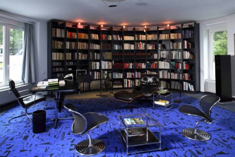 Salon. Dużo wolnej przestrzeni, dobra akustyka, ogromna biblioteka, swobodnie rozstawione meble - wszystko w tym pomieszczeniu służy relaksowi przy lekturze i muzyce. POKOJ WNETRZA MEBLE BIBLIOTEKA KSIAZKI WNęTRZA, MEBLE, KSIążKI, aranżacje, salon, biblioteka, gabinet