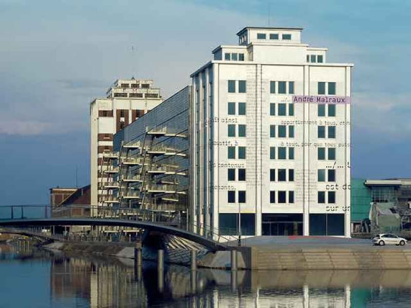 Médiatheque André Malraux - nowa biblioteka w Strasburgu powstała w zaadaptowanym do tego celu starym silosie i nabrzeżnym magazynie. Projekt: Ibos strasburg, rewitalizacja, adaptacja, biblioteka, francja, budynek