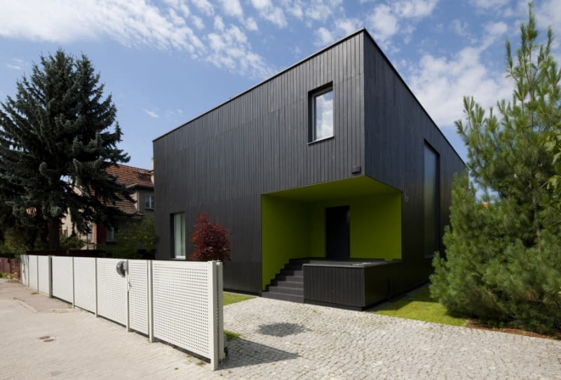 przebudowa kostki, dom kostka, Czarna Kostka - rezultat przebudowy typowego domu jednorodzinnego z lat 70. autorstwa architektów z Kameleon lab przebudowa kostki, dom kostka, Czarna Kostka - rezultat przebudowy typowego domu jednorodzinnego z lat 70. autorstwa architektów z Kameleon lab