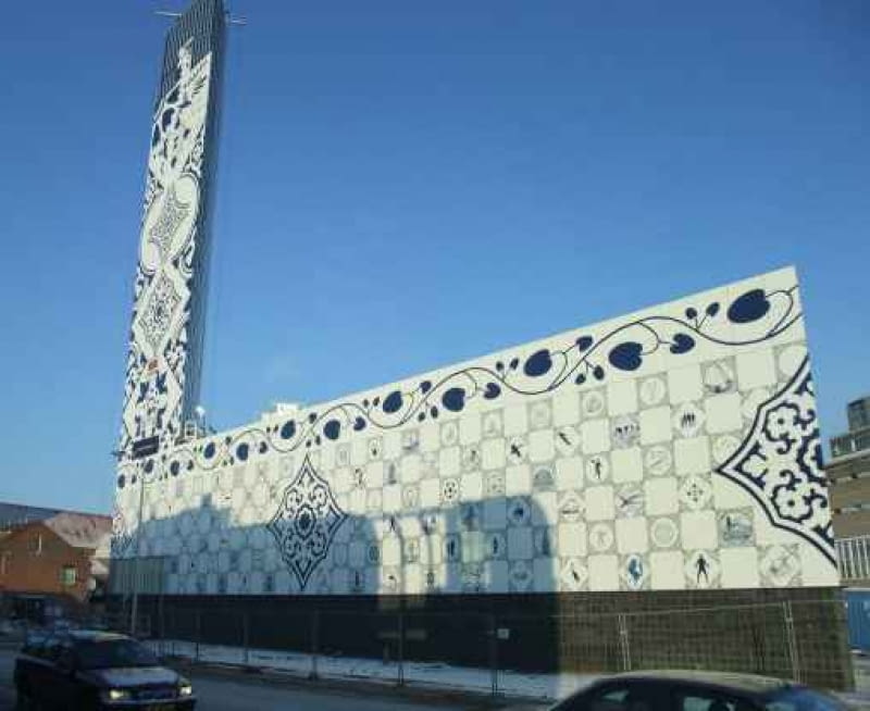 Nietypowa kotłownia w centrum Roombeeku w Holandii projektu biura Architekten Cie z Amsterdamu. Wygląda jak gigantyczny piec kaflowy, bo cały budynek pokrywają panele z biało-niebieskimi wzorkami stworzonymi przez króla szablonu - artystę Hugo Kaagmana nietypowe, holandia, fasada, elewacja, ciekawostki, architektura