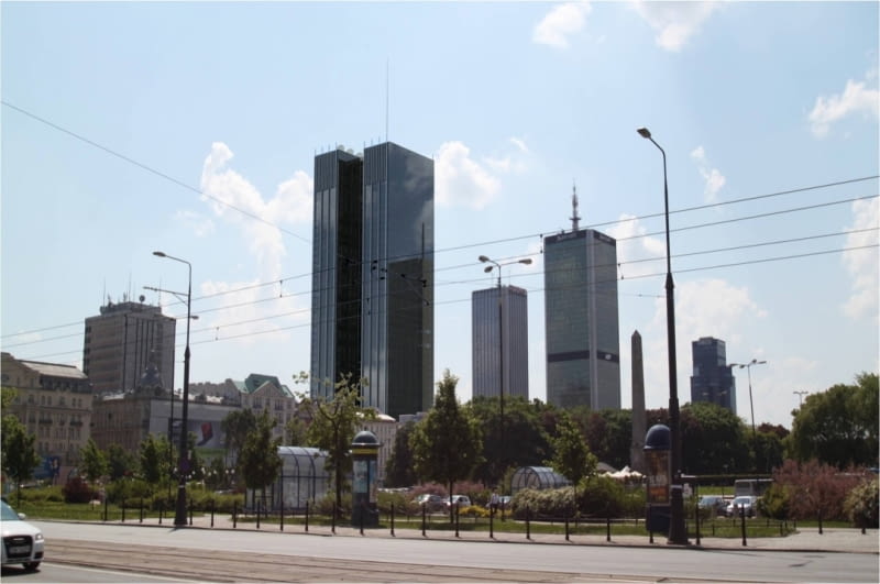 Taki wieżowiec miał stanąć przy Nowogrodzkiej - widok spod DT Centrum Planowany wieżowiec przy Nowogrodzkiej - BBI Development