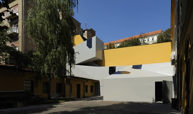 Pisaliśmy już, że wrocławska Renoma zaprojektowana przez biuro Maćków Pracownia Projektowa zakwalifikowała się do konkursu World Architecture Festival i ma szansę powalczy o laur zwycięstwa w listopadowym finale. Wcześniej jednak musi zmierzyć się z innymi budynkami w swojej kategorii (new&old). W galerii prezentujemy Wam najlepsze światowe realizacje łączące "stare z nowym", w otoczeniu których znalazł się polski budynek. Myślicie, że ma szanse? Na zdjęciu: Dance Centre w Zagrzebiu, proj. 3LHD architects (Chorwacja) 3LHD architects, waf, konkurs, barcelona