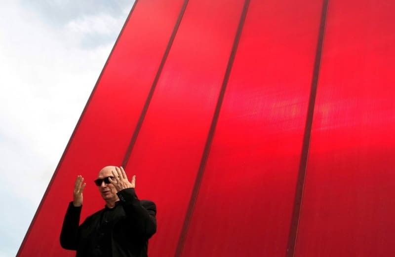 Jean Nouvel, laureat nagrody Pritzkera i twórca wielu znanych budynków na całym świecie zaprezentował we wtorek swoje najnowsze dzieło. Pawilon Red Sun powstał w londyńskim Hyde Parku na zamówienie renomowanej Serpentine Galerie, która co roku zaprasza do współpracy znanych architektów. Bryła zaskakuje dynamiką i kolorem. Intensywna czerwień ma nawiązywać do kultowej budki telefonicznej i londyńskiego autobusu oraz... energii słońca. Pawilon będzie działał jako przestrzeń publiczna z kafejką i audytorium do 17 października. Jean Nouvel zaprojektował pawilon Red Sun w londyńskim Hyde Parku na zamówienie renomowanej Serpentine Galerie